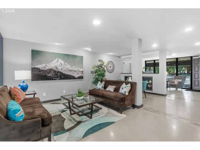 200 BURNHAM Rd 103, Lake Oswego, OR 97034