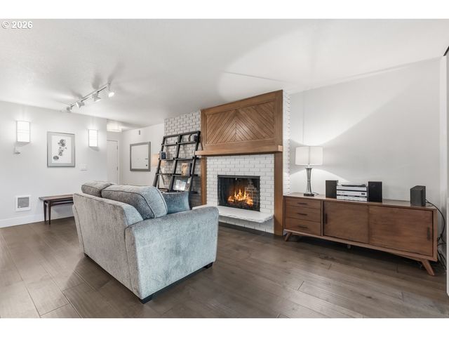 200 BURNHAM Rd 103, Lake Oswego, OR 97034