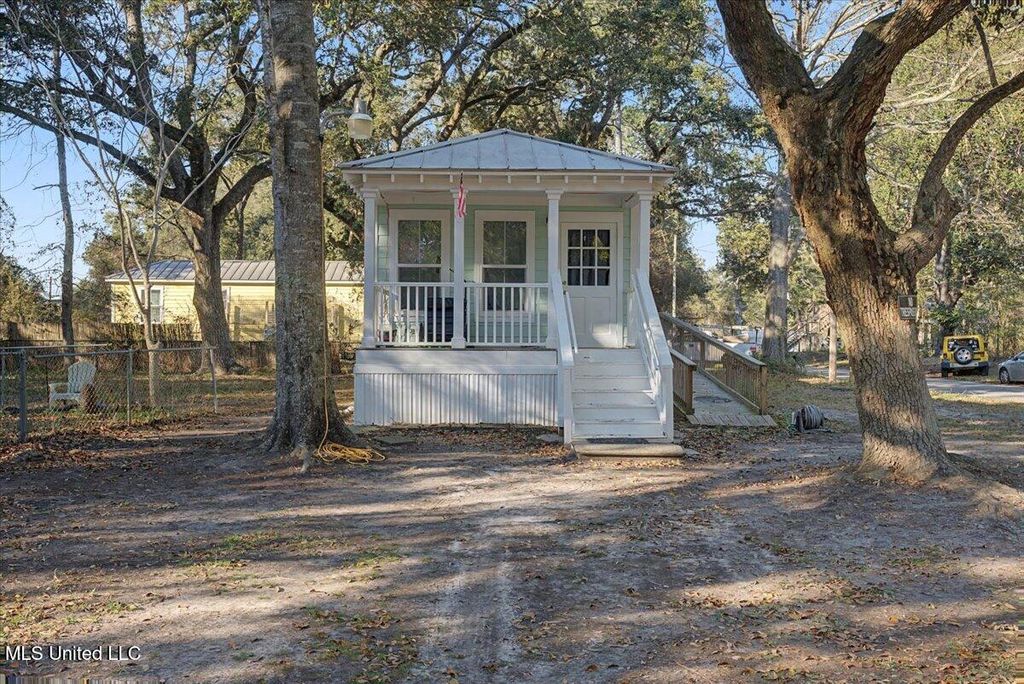 8708 Birch Avenue, Ocean Springs, MS 39564