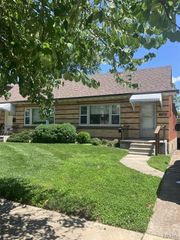 1146 Moorlands, St Louis, MO 63117