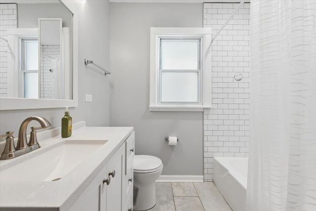 4854 W Winnemac Avenue, Chicago, IL 60630
