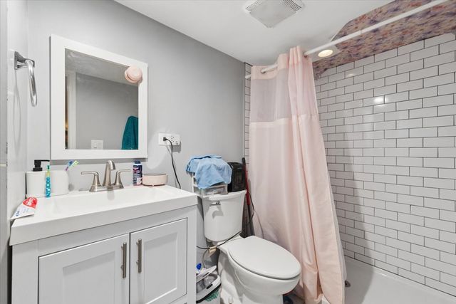 4854 W Winnemac Avenue, Chicago, IL 60630