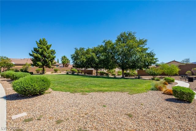 1068 Crescent Falls Street, Las Vegas, NV 89101