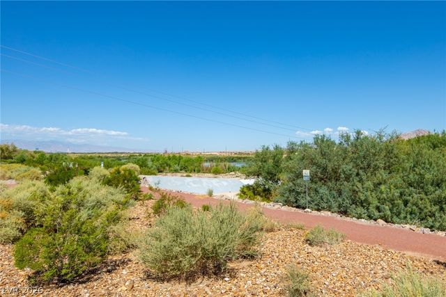 1068 Crescent Falls Street, Las Vegas, NV 89101