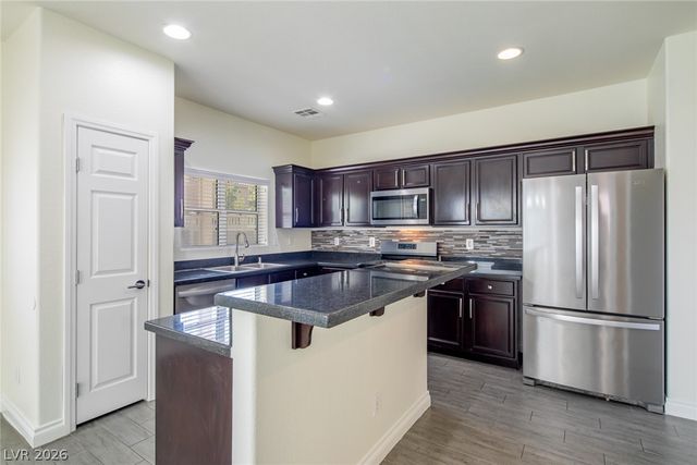 1068 Crescent Falls Street, Las Vegas, NV 89101