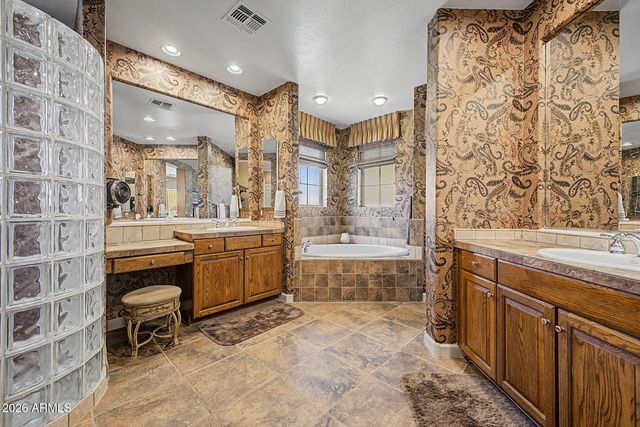 975 E COUNTY DOWN Drive, Chandler, AZ 85249