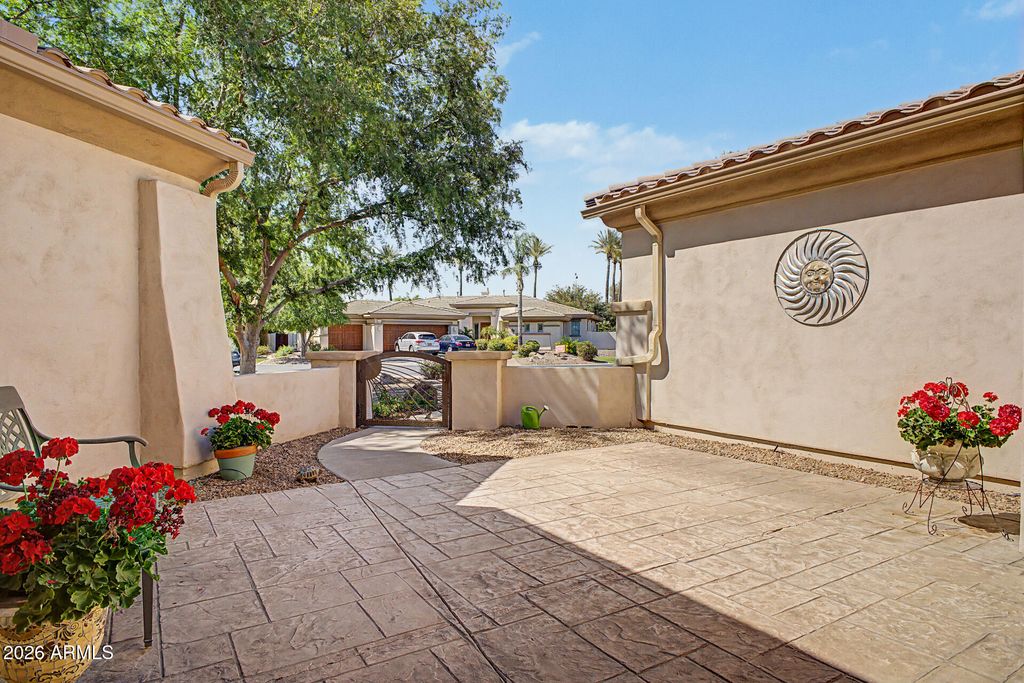 975 E COUNTY DOWN Drive, Chandler, AZ 85249 — photo 4
