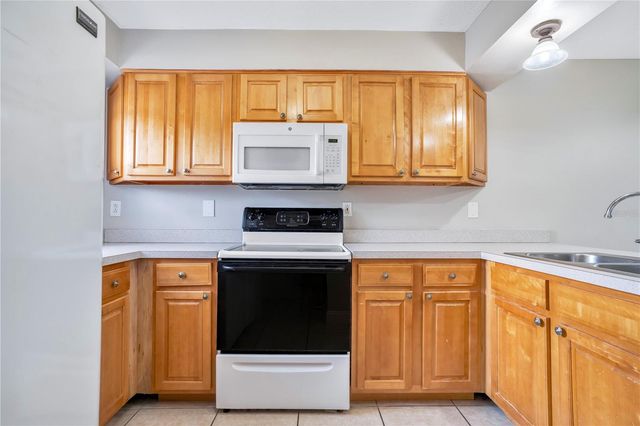 1824 AMBERLY AVENUE T8, Orlando, FL 32822