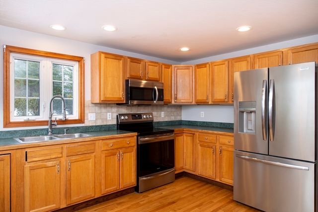 41 Chershire Ave, Acushnet, MA 02743