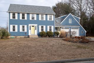 41 Chershire Ave, Acushnet, MA 02743