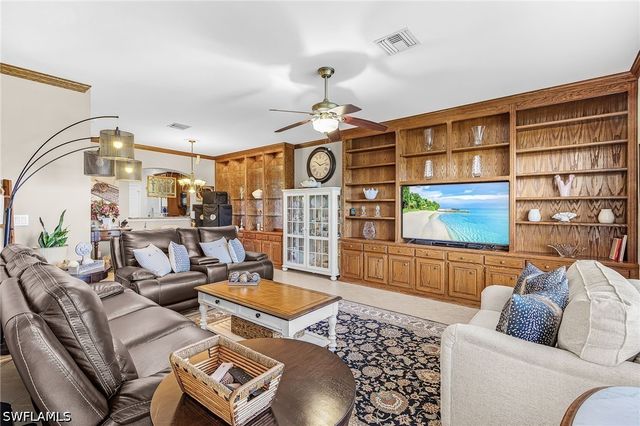 2425 Laurentina LN, Cape Coral, FL 33909
