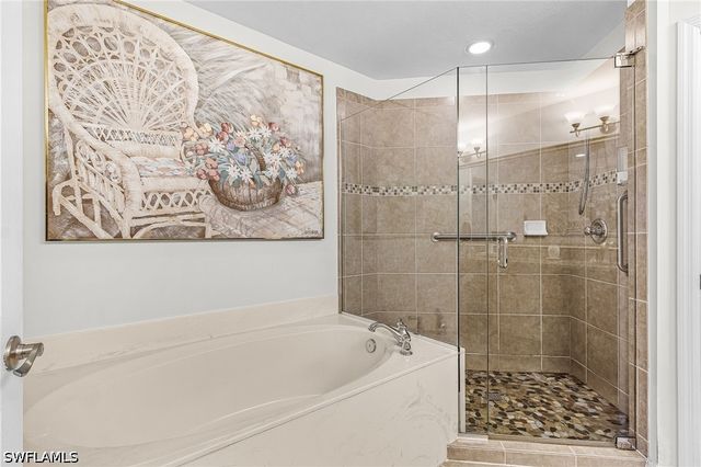 2425 Laurentina LN, Cape Coral, FL 33909