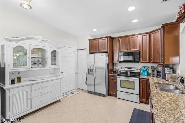 2425 Laurentina LN, Cape Coral, FL 33909