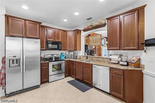 2425 Laurentina LN, Cape Coral, FL 33909