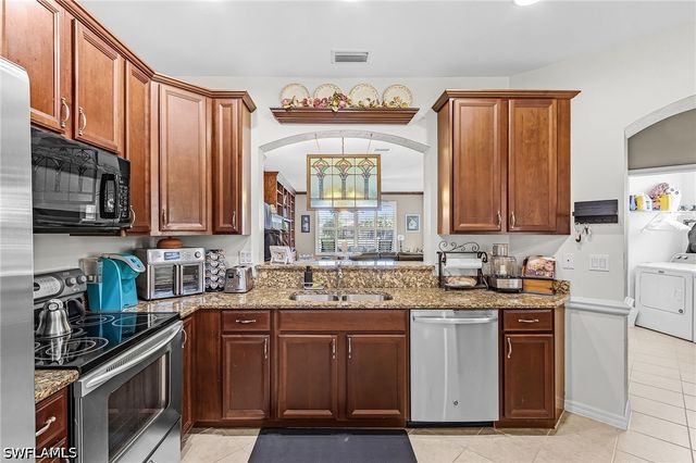 2425 Laurentina LN, Cape Coral, FL 33909