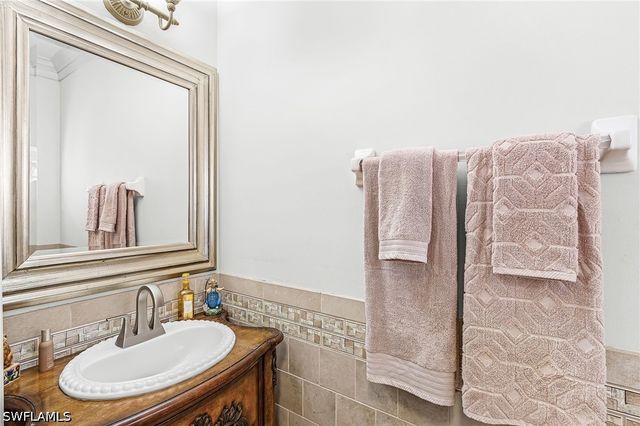 2425 Laurentina LN, Cape Coral, FL 33909