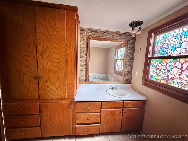 208 SW 5th Street, Kingston, OK 73439