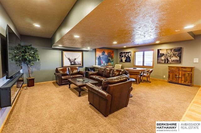 5002 Young Street, Omaha, NE 68152