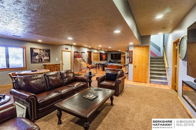 5002 Young Street, Omaha, NE 68152