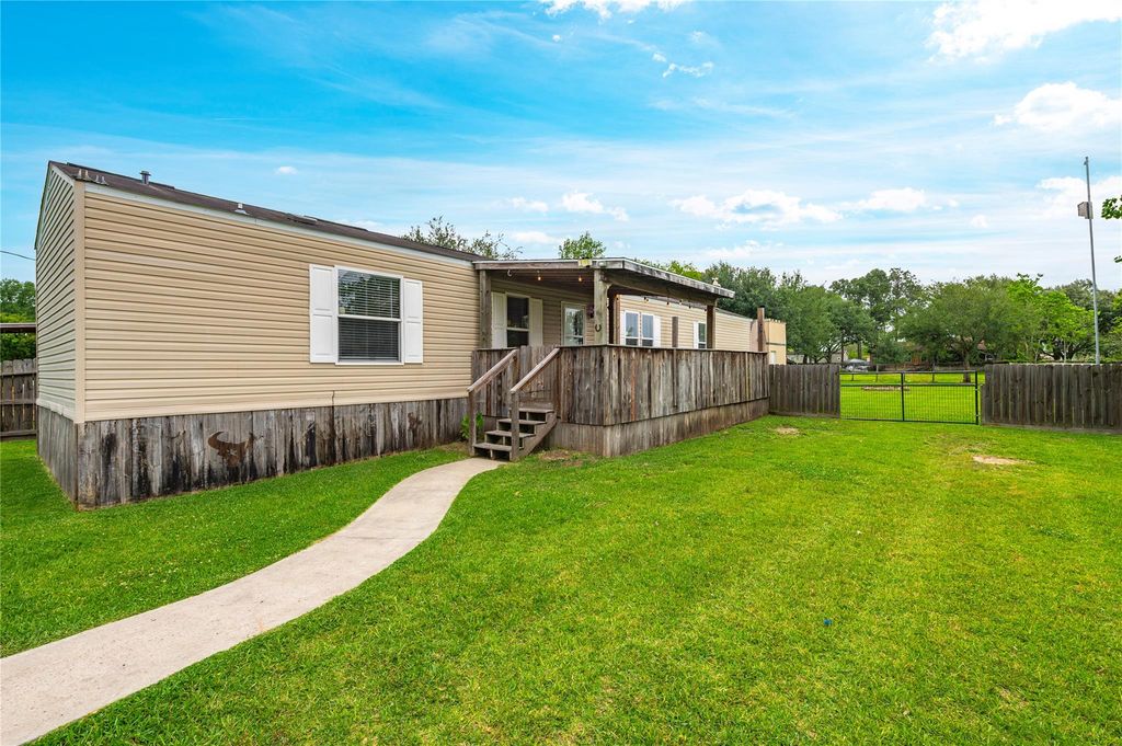 13422 W 6th Street, Santa Fe, TX 77510
