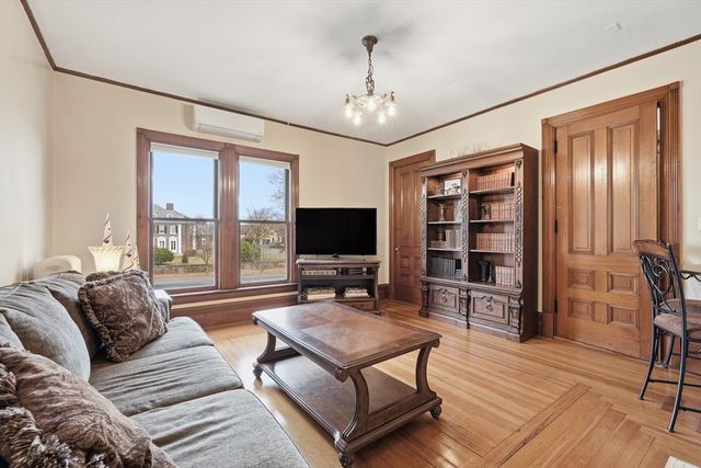 270 Maple St, Springfield, MA 01105