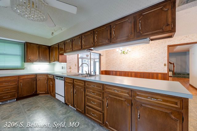 3206 S Bellhurst Avenue, Springfield, MO 65804