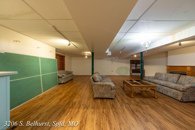 3206 S Bellhurst Avenue, Springfield, MO 65804