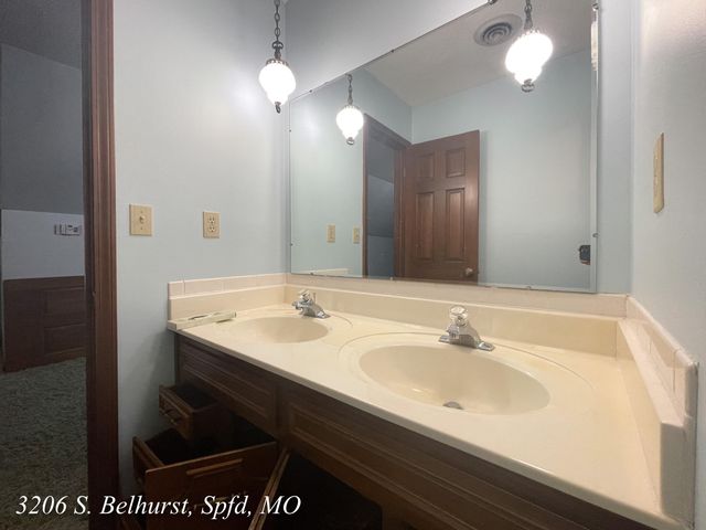 3206 S Bellhurst Avenue, Springfield, MO 65804