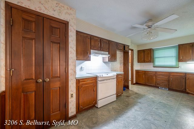 3206 S Bellhurst Avenue, Springfield, MO 65804