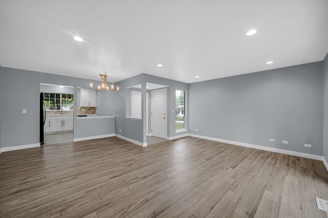 2136 Southwind Circle, Schaumburg, IL 60194