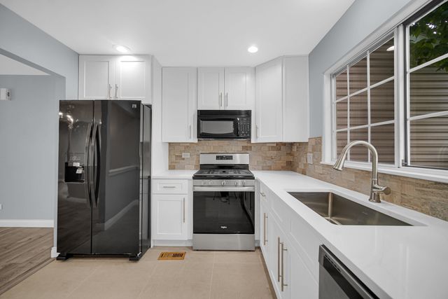 2136 Southwind Circle, Schaumburg, IL 60194