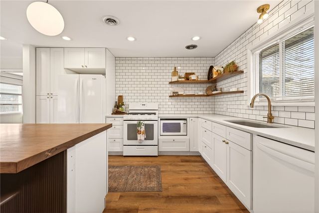 15 Victoria Drive, Brighton, NY 14618