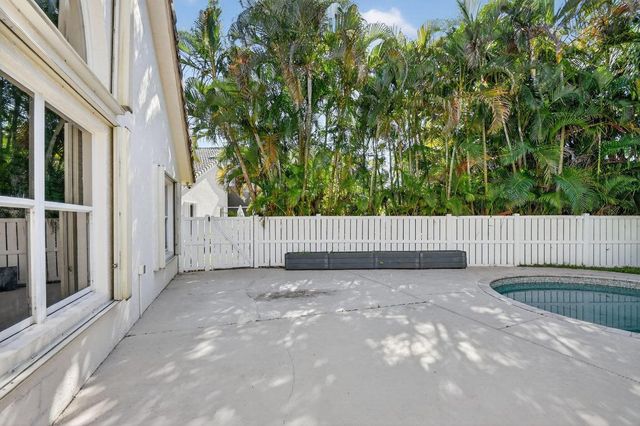 2725 Pointe Circle, Greenacres, FL 33413