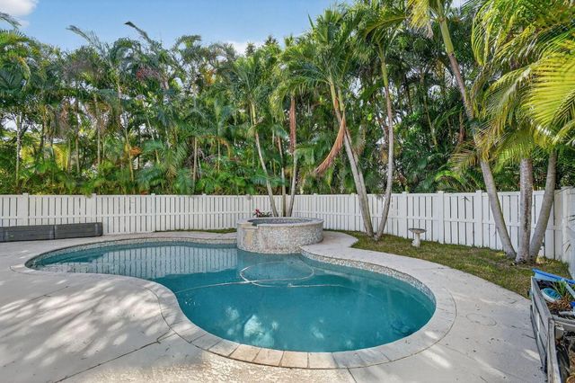 2725 Pointe Circle, Greenacres, FL 33413