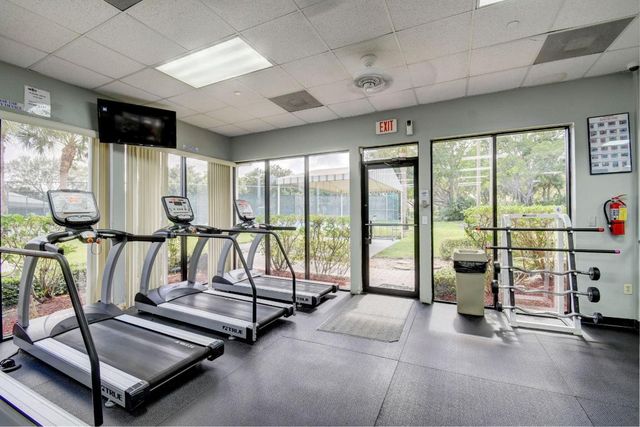 2725 Pointe Circle, Greenacres, FL 33413