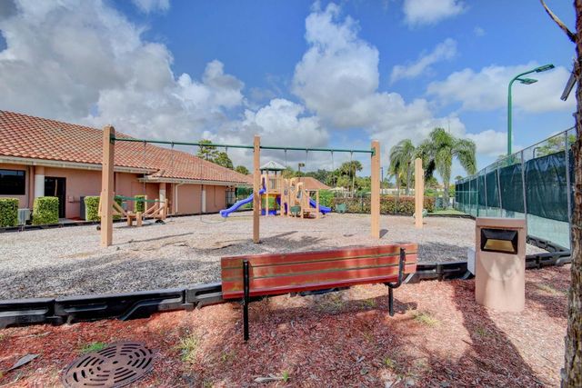 2725 Pointe Circle, Greenacres, FL 33413