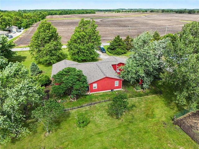 1301 W 8th Street, Edgerton, KS 66021