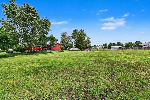 1301 W 8th Street, Edgerton, KS 66021