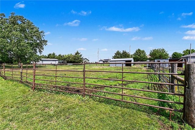 1301 W 8th Street, Edgerton, KS 66021
