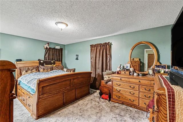 1301 W 8th Street, Edgerton, KS 66021