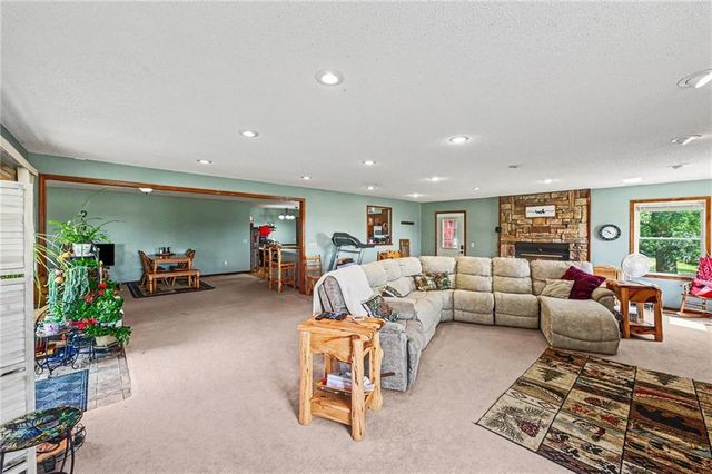 1301 W 8th Street, Edgerton, KS 66021