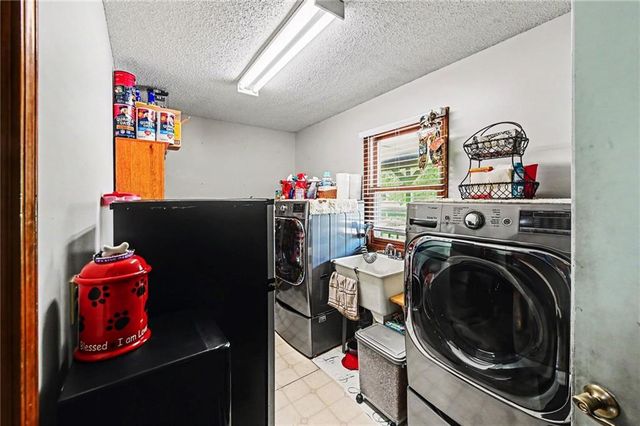 1301 W 8th Street, Edgerton, KS 66021