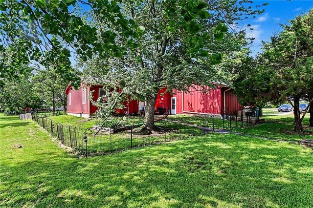 1301 W 8th Street, Edgerton, KS 66021