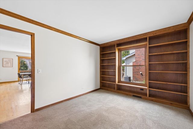 1524 Fieldcrest Drive, West Chicago, IL 60185