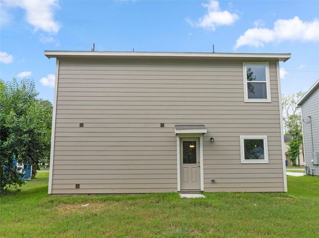 304 N Orange Street, Sweeny, TX 77480