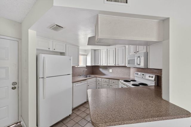 8373 Lake Drive 307, Doral, FL 33166