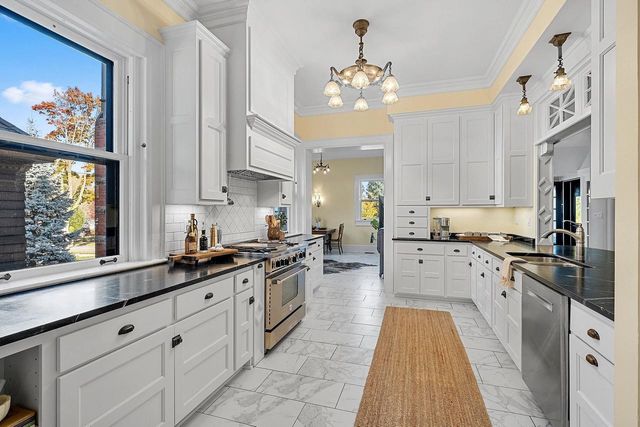 902 S MADISON STREET, Green Bay, WI 54301