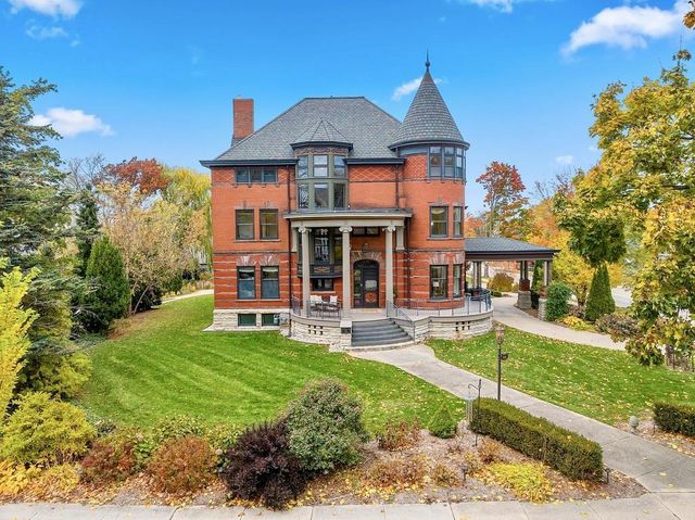 902 S MADISON STREET, Green Bay, WI 54301