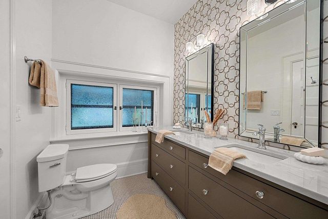 902 S MADISON STREET, Green Bay, WI 54301