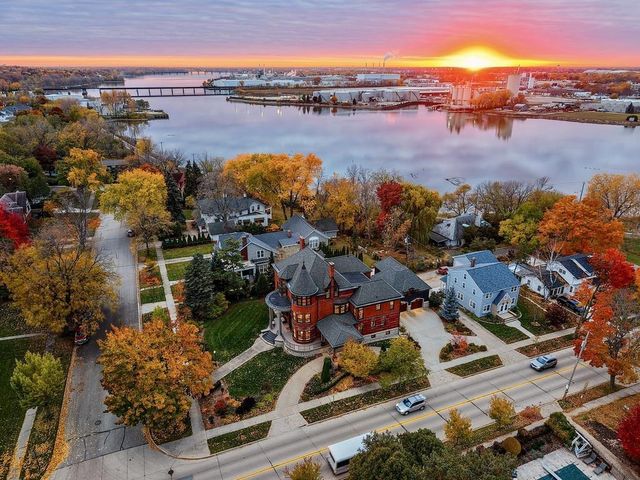 902 S MADISON STREET, Green Bay, WI 54301